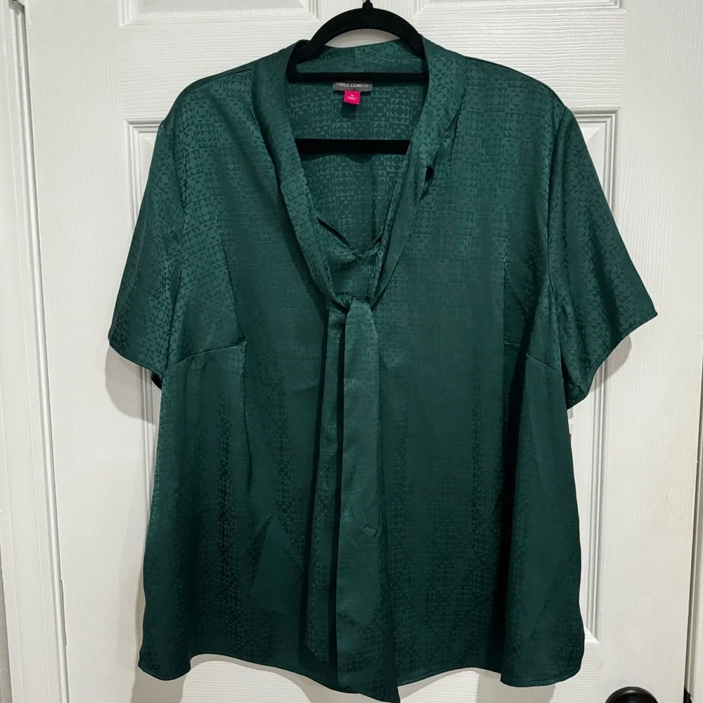 VINCE CAMUTO SHORT SLEEVES BLOUSE TIE NECK GREEN SIZE 1X PLUS LIGHTWEIGHT‎ NEW